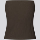 Ribstrikket tube top i brun i tætsiddende silhuet. FainaMD tube top er fremstillet i en blød kvalitet med stropløs hjerteudskæring. Del af matchende sæt, shop nederdelen her. Modellen er 175 cm og har en størrelse S/36 på.