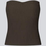 Ribstrikket tube top i brun i tætsiddende silhuet. FainaMD tube top er fremstillet i en blød kvalitet med stropløs hjerteudskæring. Del af matchende sæt, shop nederdelen her. Modellen er 175 cm og har en størrelse S/36 på.