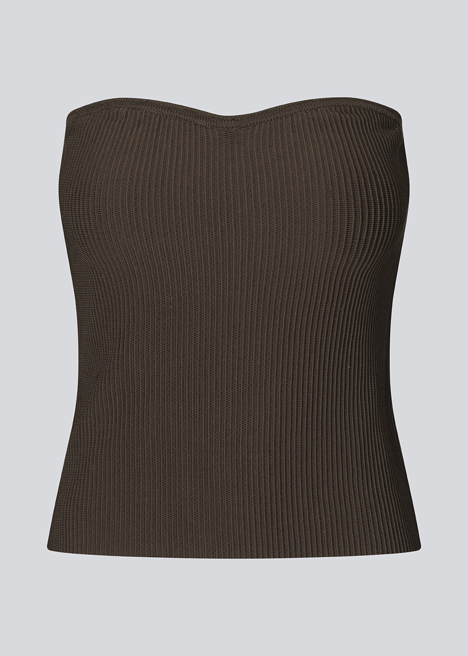Ribstrikket tube top i brun i tætsiddende silhuet. FainaMD tube top er fremstillet i en blød kvalitet med stropløs hjerteudskæring. Del af matchende sæt, shop nederdelen her. Modellen er 175 cm og har en størrelse S/36 på.
