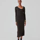 Tætsiddende maxi-kjole i strækbar rib. FaizMD dress har lange ærmer med slids, slids i siden af skørtet og asymmetrisk halsudskæring med kontrasterende kant. Modellen er 175 cm og har en størrelse S/36 på.
