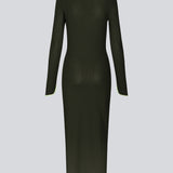 Tætsiddende maxi-kjole i strækbar rib. FaizMD dress har lange ærmer med slids, slids i siden af skørtet og asymmetrisk halsudskæring med kontrasterende kant. Modellen er 175 cm og har en størrelse S/36 på.