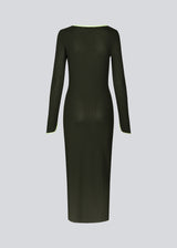 Tætsiddende maxi-kjole i strækbar rib. FaizMD dress har lange ærmer med slids, slids i siden af skørtet og asymmetrisk halsudskæring med kontrasterende kant. Modellen er 175 cm og har en størrelse S/36 på.