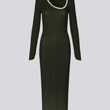 Tætsiddende maxi-kjole i strækbar rib. FaizMD dress har lange ærmer med slids, slids i siden af skørtet og asymmetrisk halsudskæring med kontrasterende kant. Modellen er 175 cm og har en størrelse S/36 på.