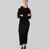 Ribstrikket kjole i et let strikket materiale. FajtelMD dress er knælang og har lange ærmer med cutouts på skuldrene. Modellen er 175 cm og har en størrelse S/36 på.