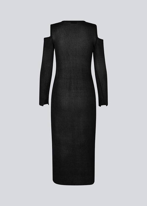 Ribstrikket kjole i et let strikket materiale. FajtelMD dress er knælang og har lange ærmer med cutouts på skuldrene. Modellen er 175 cm og har en størrelse S/36 på.