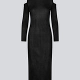 Ribstrikket kjole i et let strikket materiale. FajtelMD dress er knælang og har lange ærmer med cutouts på skuldrene. Modellen er 175 cm og har en størrelse S/36 på.