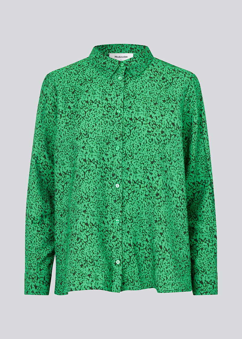 FalkeMD print shirt har en løs pasform med forholdsvis lav skuldersøm og lange ærmer med manchet. Skjorten har krave og knapper foran. Modellen er 175 cm og har en størrelse S/36 på.
