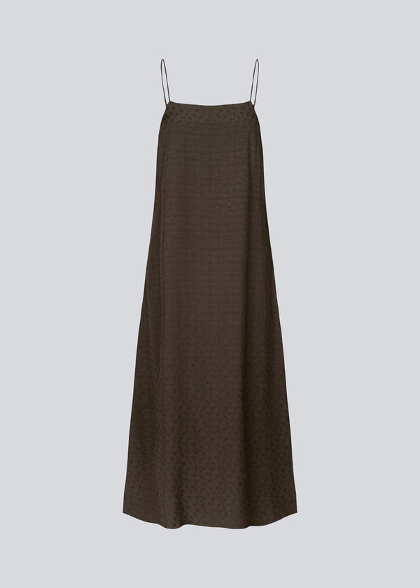 Lang stropkjole i mørkebrun i mønstret satin med løs silhuet. FallowMD dress er stylet med tynde stropper. Kjolen er med foer. 