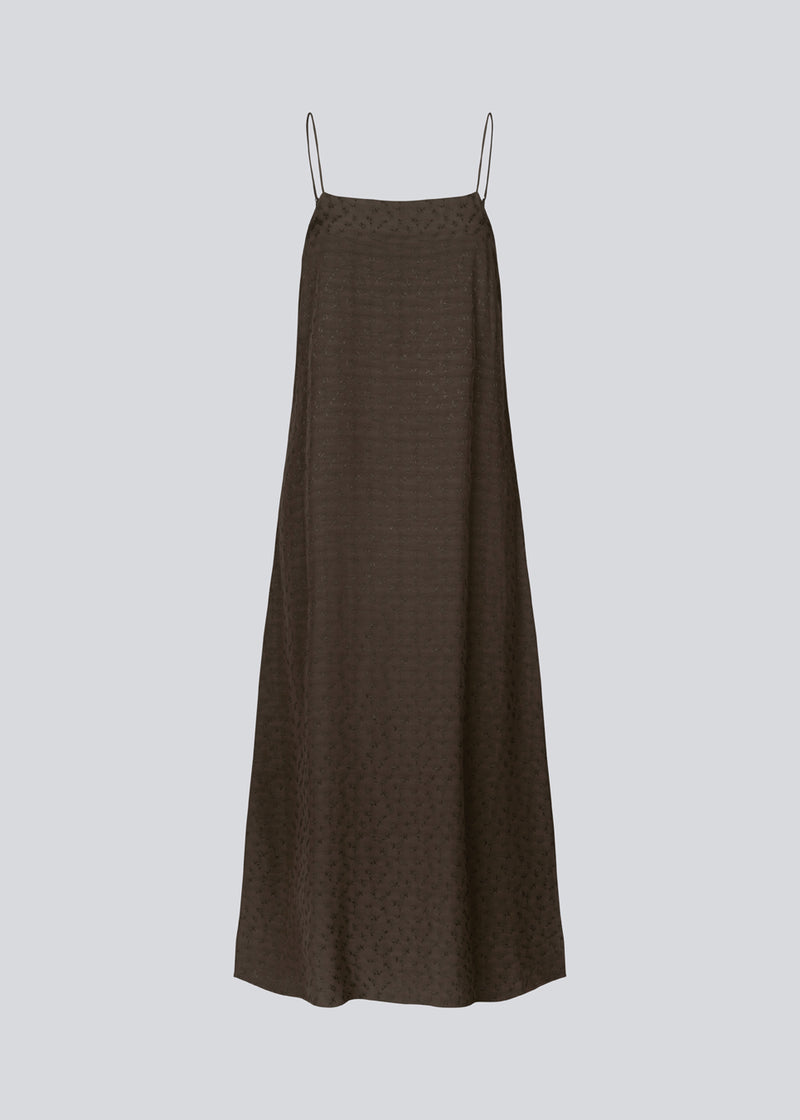 Lang stropkjole i mørkebrun i mønstret satin med løs silhuet. FallowMD dress er stylet med tynde stropper. Kjolen er med foer. 