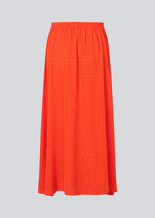 Nederdel i bright cherry i A-facon i mønstret satin med blødt fald. FallowMD skirt er lang og har beklædt elastik i taljen. Modellen er 175 cm og har en størrelse S/36 på.