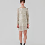 Kort kjole med pailletter. FannieMD dress har en smal silhuet med rund hals og lange ærmer og åbning med knap i nakken. Modellen er 175 cm og har en størrelse S/36 på.