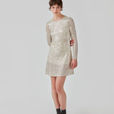 Kort kjole med pailletter. FannieMD dress har en smal silhuet med rund hals og lange ærmer og åbning med knap i nakken. Modellen er 175 cm og har en størrelse S/36 på.