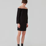 Off shoulder kjole i EcoVero viskose med længde til knæene. FanyaMD dress har en løs silhuet med lange, brede ærmer. Modellen er 175 cm og har en størrelse S/36 på.