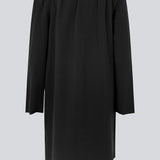 Off shoulder kjole i EcoVero viskose med længde til knæene. FanyaMD dress har en løs silhuet med lange, brede ærmer. Modellen er 175 cm og har en størrelse S/36 på.