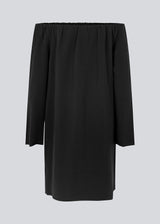 Off shoulder kjole i EcoVero viskose med længde til knæene. FanyaMD dress har en løs silhuet med lange, brede ærmer. Modellen er 175 cm og har en størrelse S/36 på.