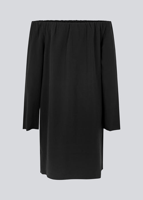 Off shoulder kjole i EcoVero viskose med længde til knæene. FanyaMD dress har en løs silhuet med lange, brede ærmer. Modellen er 175 cm og har en størrelse S/36 på.