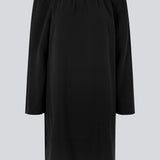 Off shoulder kjole i EcoVero viskose med længde til knæene. FanyaMD dress har en løs silhuet med lange, brede ærmer. Modellen er 175 cm og har en størrelse S/36 på.