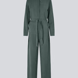Jumpsuit med bindebånd og skjult knappelukning fortil. FanyaMD jumpsuit har elastik i taljen, sidelommer og manchet med knappelukning.