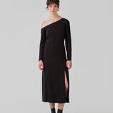 Midi-kjole designet i kvalitet af EcoVero viskose. FanyaMD long dress har en normal facon med asymmetriske, lange ærmer med bar skulder, skæring i taljen og slids foran. Modellen er 175 cm og har en størrelse S/36 på.