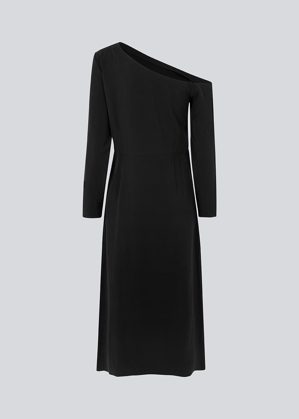 Midi-kjole designet i kvalitet af EcoVero viskose. FanyaMD long dress har en normal facon med asymmetriske, lange ærmer med bar skulder, skæring i taljen og slids foran. Modellen er 175 cm og har en størrelse S/36 på.