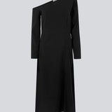 Midi-kjole designet i kvalitet af EcoVero viskose. FanyaMD long dress har en normal facon med asymmetriske, lange ærmer med bar skulder, skæring i taljen og slids foran. Modellen er 175 cm og har en størrelse S/36 på.