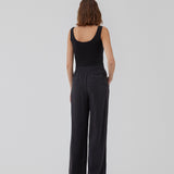 FanyaMD pants i sort har et herre-inspireret look med lige, brede ben, høj talje med lynlåsgylp og knap og elastik bagpå. Dobbeltlæg fo