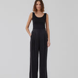 FanyaMD pants i sort har et herre-inspireret look med lige, brede ben, høj talje med lynlåsgylp og knap og elastik bagpå. Dobbeltlæg fo