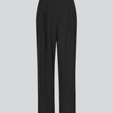 FanyaMD pants i sort har et herre-inspireret look med lige, brede ben, høj talje med lynlåsgylp og knap og elastik bagpå. Dobbeltlæg foran og sidelommer. '