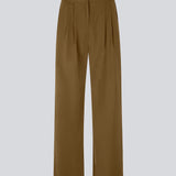FanyaMD pants i brun har et herre-inspireret look med lige, brede ben, høj talje med lynlåsgylp og knap og elastik bagpå. Dobbeltlæg foran og sidelommer. Modellen er 175 cm og har en størrelse S/36 på.