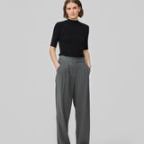 FanyaMD pants har et herre-inspireret look med lige, brede ben, høj talje med lynlåsgylp og knap og elastik bagpå. Dobbeltlæg foran og sidelommer. 