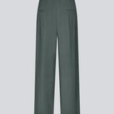 FanyaMD pants i mørkegrøn har et herre-inspireret look med lige, brede ben, høj talje med lynlåsgylp og knap og elastik bagpå. Dobbeltlæg foran og sidelommer. Modellen er 175 cm og har en størrelse S/36 på.