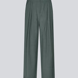 FanyaMD pants i mørkegrøn har et herre-inspireret look med lige, brede ben, høj talje med lynlåsgylp og knap og elastik bagpå. Dobbeltlæg foran og sidelommer. Modellen er 175 cm og har en størrelse S/36 på.