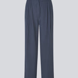 FanyaMD pants har et herre-inspireret look med lige, brede ben, høj talje med lynlåsgylp og knap og elastik bagpå. Dobbeltlæg foran og sidelommer. 