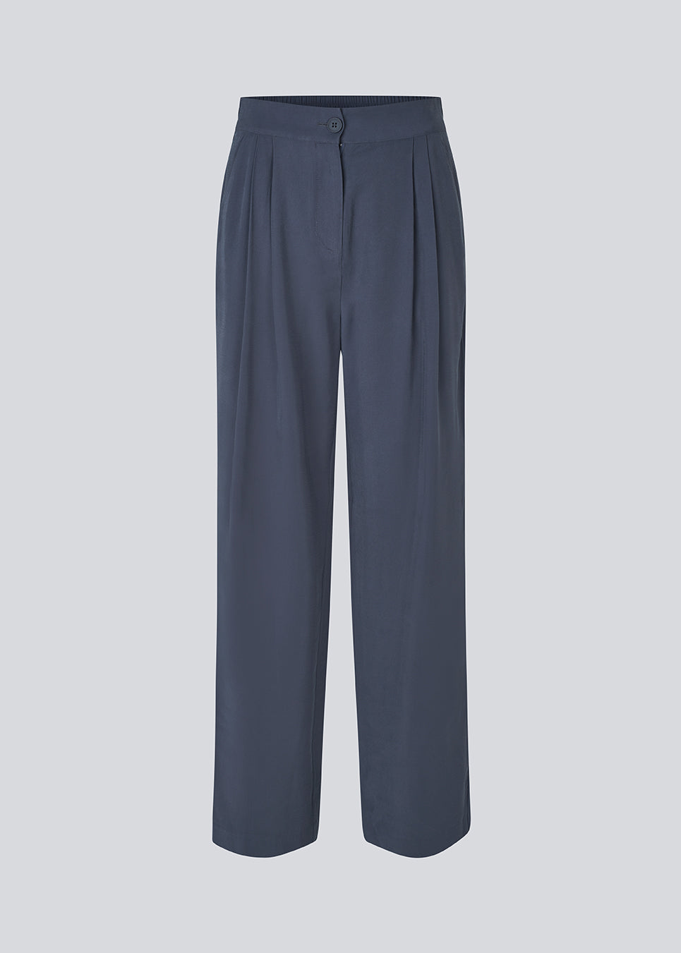 FanyaMD pants har et herre-inspireret look med lige, brede ben, høj talje med lynlåsgylp og knap og elastik bagpå. Dobbeltlæg foran og sidelommer. 
