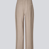 FanyaMD pants har et herre-inspireret look med lige, brede ben, høj talje med lynlåsgylp og knap og elastik bagpå. Dobbeltlæg foran og sidelommer. 