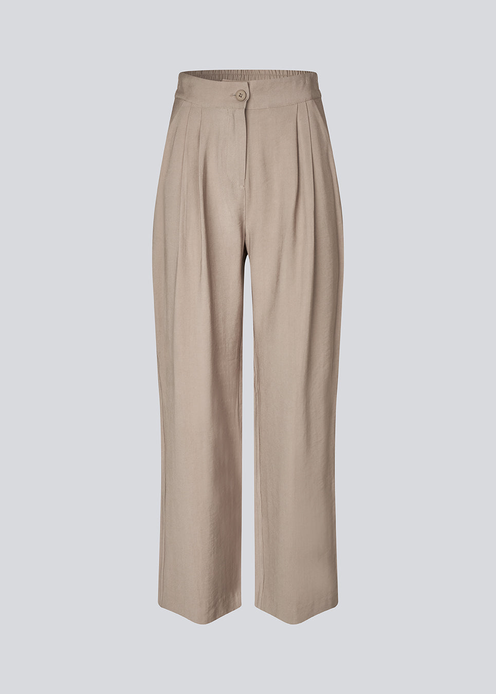 FanyaMD pants har et herre-inspireret look med lige, brede ben, høj talje med lynlåsgylp og knap og elastik bagpå. Dobbeltlæg foran og sidelommer. 