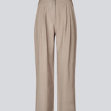 FanyaMD pants har et herre-inspireret look med lige, brede ben, høj talje med lynlåsgylp og knap og elastik bagpå. Dobbeltlæg foran og sidelommer. 