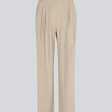 FanyaMD pants i lys beige har et herre-inspireret look med lige, brede ben, høj talje med lynlåsgylp og knap og elastik bagpå. Dobbeltlæg foran og sidelommer. Modellen er 175 cm og har en størrelse S/36 på.