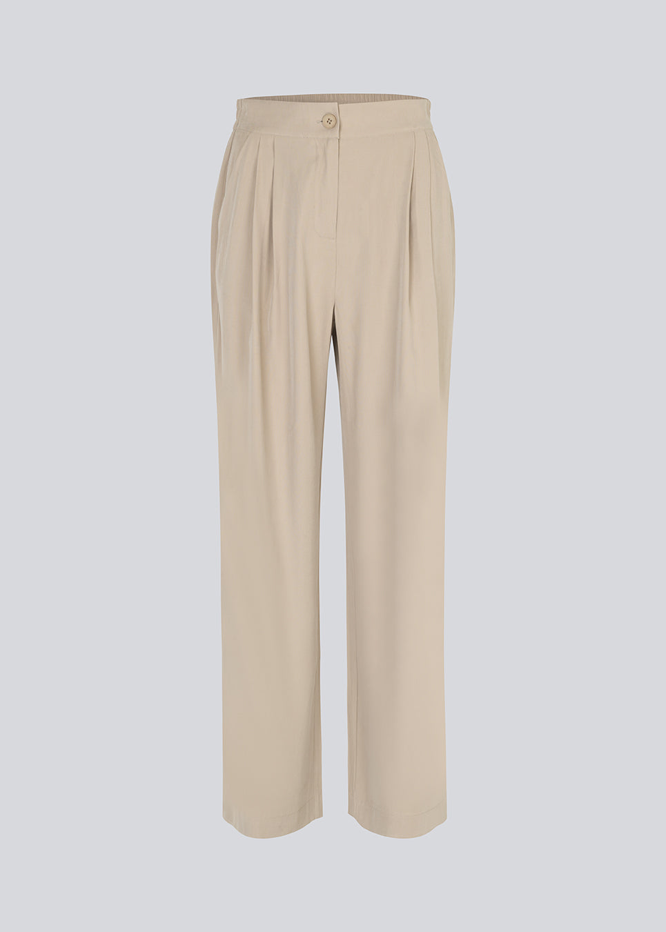 FanyaMD pants i lys beige har et herre-inspireret look med lige, brede ben, høj talje med lynlåsgylp og knap og elastik bagpå. Dobbeltlæg foran og sidelommer. Modellen er 175 cm og har en størrelse S/36 på.