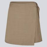 Kort slå om-nederdel i twill. FanyaMD skirt i farven Bytternut spændes i siden med et bæltespænde.