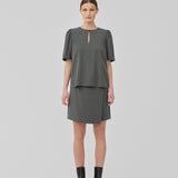 Kort slå om-nederdel i twill. FanyaMD skirt spændes i siden med et bæltespænde.