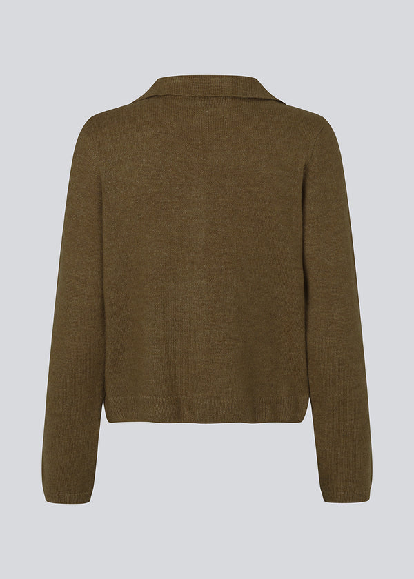 Fintstrikket cardigan i brun med v-hals og krave. FaroMD cardigan har en afslappet pasform med matchende knapper foran og ribstrikkede kanter. Modellen er 175 cm og har en størrelse S/36 på.