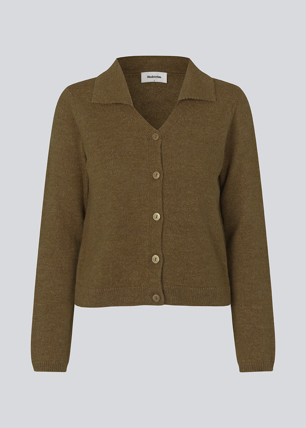 Fintstrikket cardigan i brun med v-hals og krave. FaroMD cardigan har en afslappet pasform med matchende knapper foran og ribstrikkede kanter. Modellen er 175 cm og har en størrelse S/36 på.