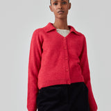 Fintstrikket cardigan i pink med v-hals og krave. FaroMD cardigan har en afslappet pasform med matchende knapper foran og ribstrikkede kanter. Modellen er 175 cm og har en størrelse S/36 på.