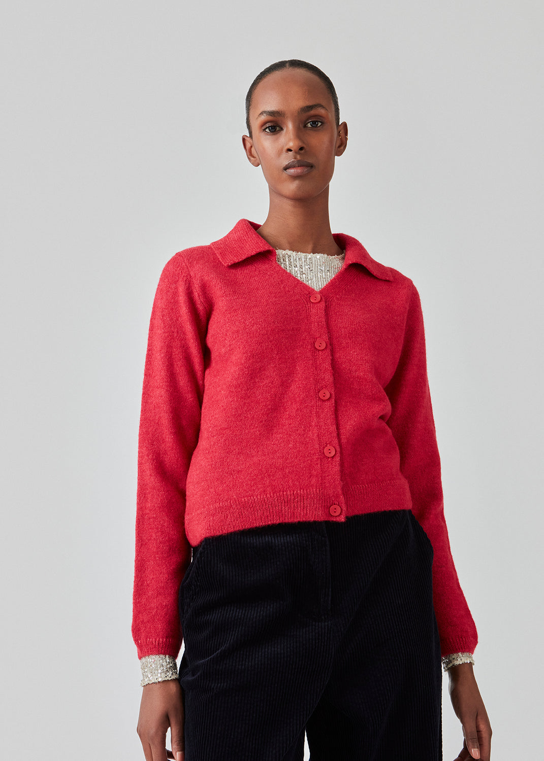 Fintstrikket cardigan i pink med v-hals og krave. FaroMD cardigan har en afslappet pasform med matchende knapper foran og ribstrikkede kanter. Modellen er 175 cm og har en størrelse S/36 på.