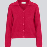 Fintstrikket cardigan i pink med v-hals og krave. FaroMD cardigan har en afslappet pasform med matchende knapper foran og ribstrikkede kanter. Modellen er 175 cm og har en størrelse S/36 på.