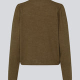 Fintstrikket trøje i farven Breen med normal pasform og rund hals. FaroMD o-neck er designet med lange ærmer med rynk og let puf samt ribstrikkede kanter. Modellen er 175 cm og har en størrelse S/36 på.