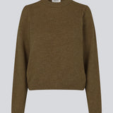 Fintstrikket trøje i farven Breen med normal pasform og rund hals. FaroMD o-neck er designet med lange ærmer med rynk og let puf samt ribstrikkede kanter. Modellen er 175 cm og har en størrelse S/36 på.