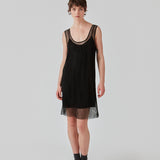 Kort kjole med lige silhuet og brede stropper. FazilMD dress har et gennemsigtigt overlag med skinnende perler og underkjole med v-hals. Modellen er 175 cm og har en størrelse S/36 på.