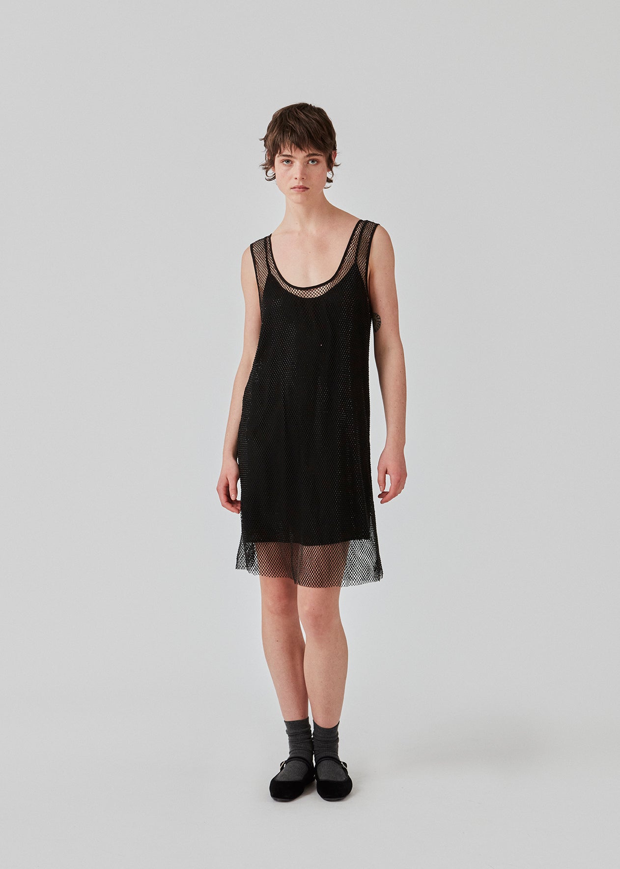 Kort kjole med lige silhuet og brede stropper. FazilMD dress har et gennemsigtigt overlag med skinnende perler og underkjole med v-hals. Modellen er 175 cm og har en størrelse S/36 på.